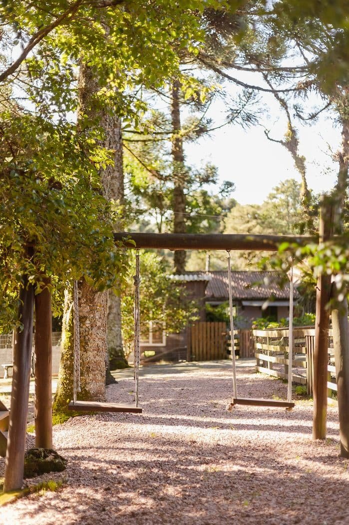 Caminho de calçamento entre os chalés e a vegetação